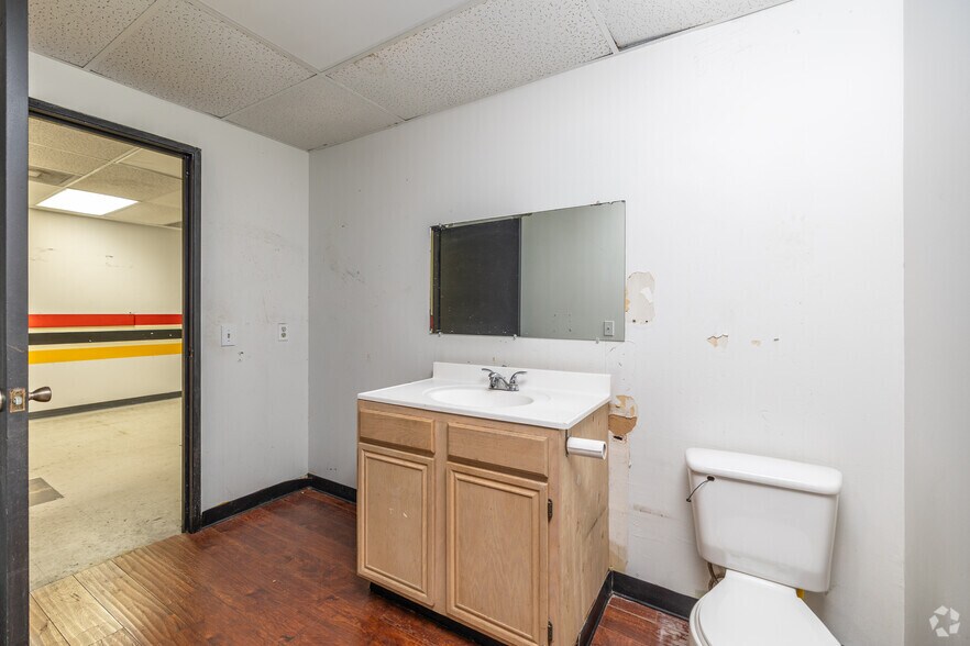 More Photos Of 1400 Summit Ave, Plano Showroom For Lease