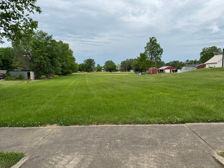 More Photos Of 4741 Bagdad Rd, Bagdad Flex For Sale