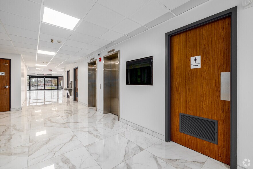 More Photos Of 2115 Butterfield Rd, Oak Brook Office For Sale