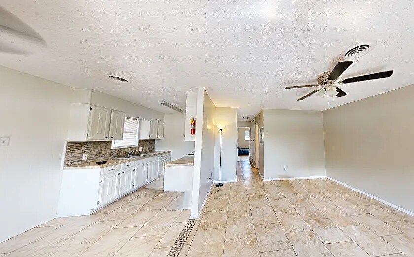 More Photos Of 1400 N Saint Marys St, Beeville Apartments For Sale