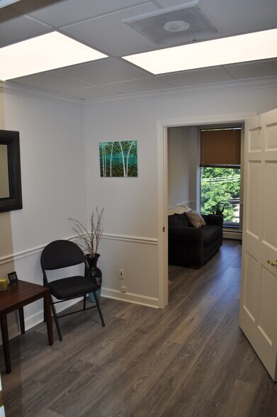 More Photos Of 222 E Wisconsin Ave, Lake Forest Office For Lease