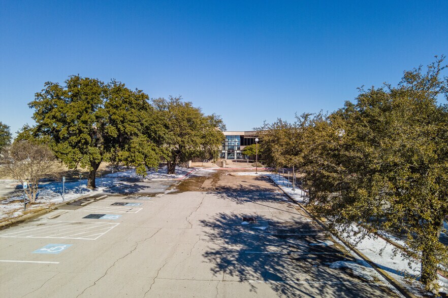 More Photos Of 3200 E Airfield Dr, Dallas Office For Sale