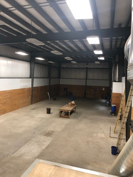 More Photos Of 160 S Turnpike Rd, Wallingford Light Distribution For Lease