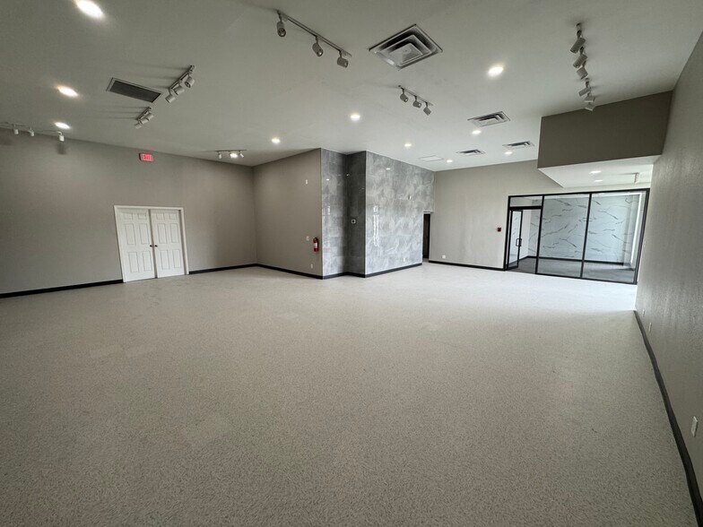 More Photos Of 1207-1209 Round Table Dr, Dallas Warehouse For Lease