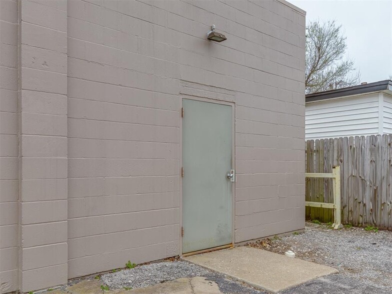 More Photos Of 430 N Berry Rd, Norman General Retail For Lease