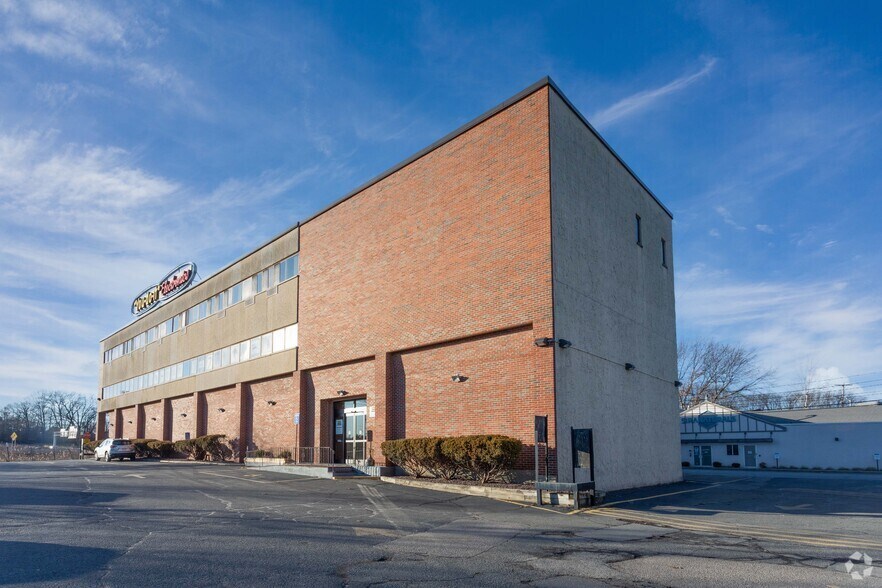 More Photos Of 40 Franklin St, Needham General Retail For Sale