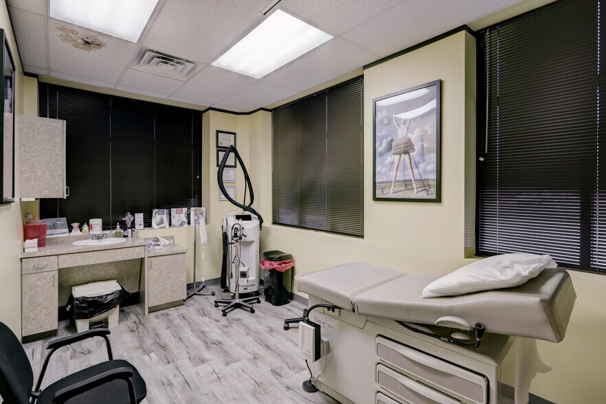 More Photos Of 19701 Kingwood Dr, Kingwood Medical For Sale