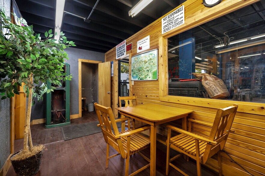 More Photos Of 7315 Vine St, Cincinnati Auto Repair For Sale