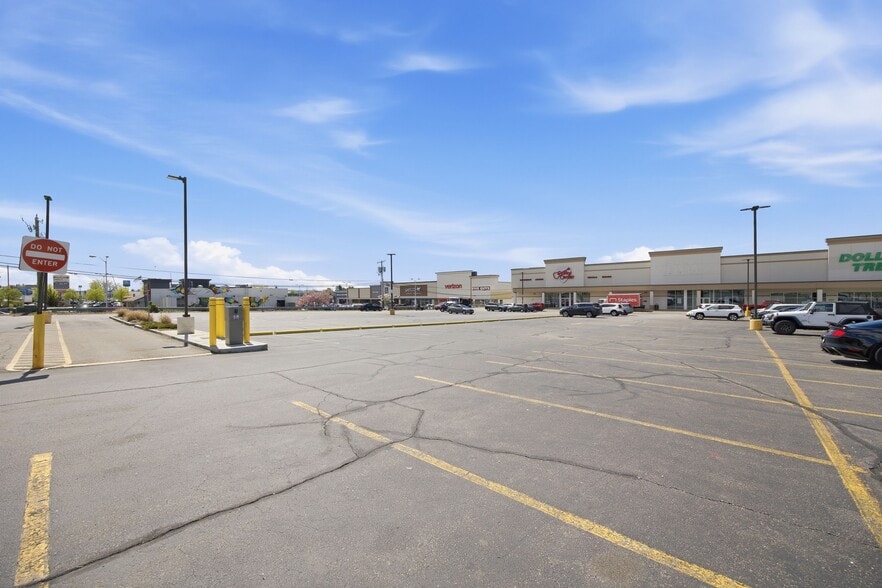 More Photos Of 1051 S Willow St, Manchester Bank For Lease