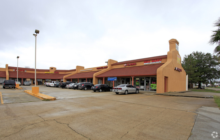 Primary Photo Of 12611 Woodforest Blvd, Houston Unknown For Lease