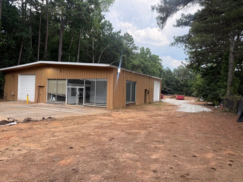 More Photos Of 1350 Commerce Dr, Stockbridge Warehouse For Lease