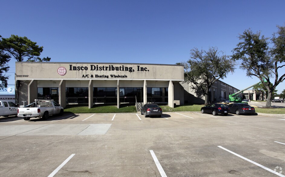 More Photos Of 5921-5937 S Loop Fwy E, Houston Warehouse For Lease
