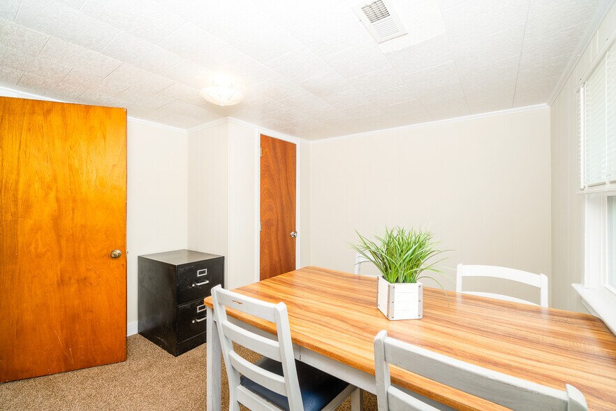 More Photos Of 1113 Lennoxville Rd, Beaufort Loft Creative Space For Sale