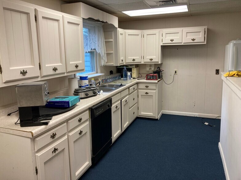 More Photos Of 1595 Hartford New London Tpke, Oakdale Freestanding For Sale