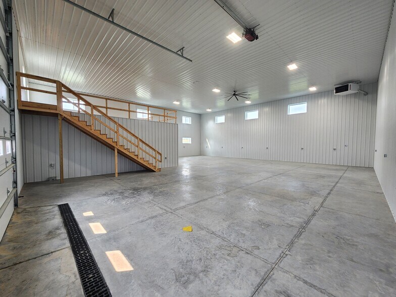 More Photos Of 9663 230th Ave, Anamosa Warehouse For Lease