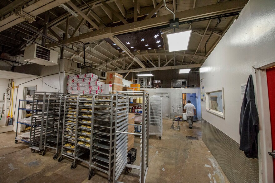 More Photos Of 1419 W Diversey Pky, Chicago Office For Sale