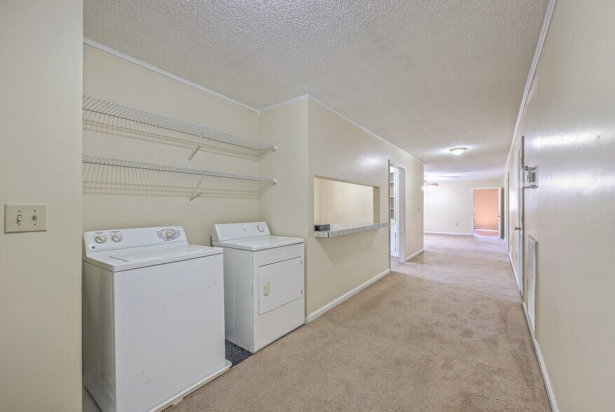 More Photos Of 106 Mayrant St, Summerville Office For Sale