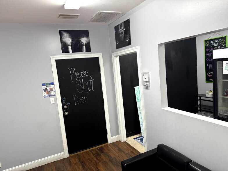 More Photos Of 6901 Moffett Rd, Mobile Showroom For Lease