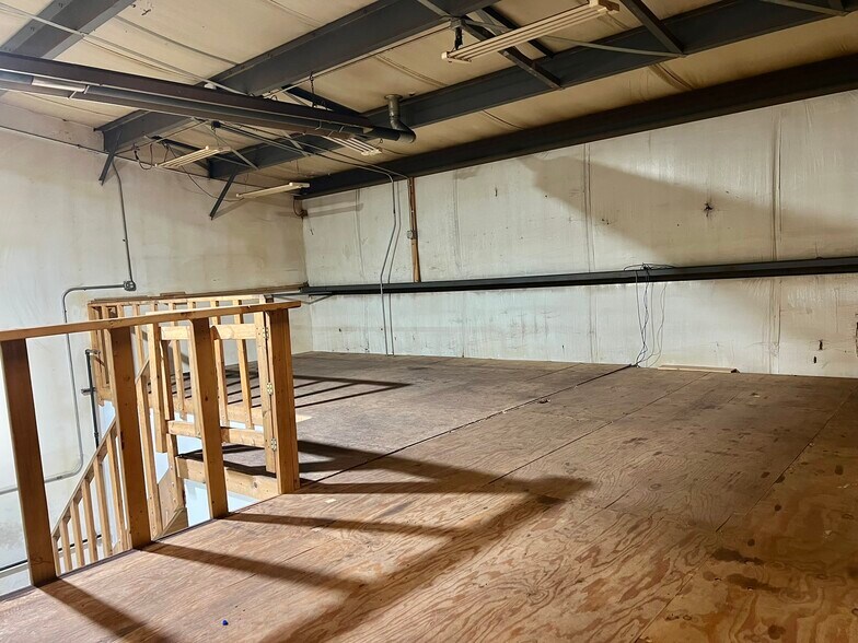 More Photos Of 33549 E Royalton Rd, Columbia Station Light Manufacturing For Sale