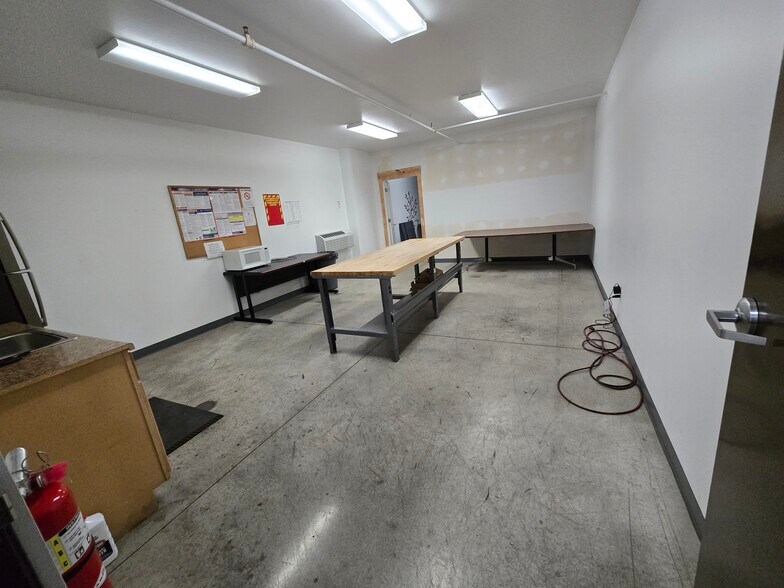 More Photos Of 1887 Cottage St, Ashland Warehouse For Lease