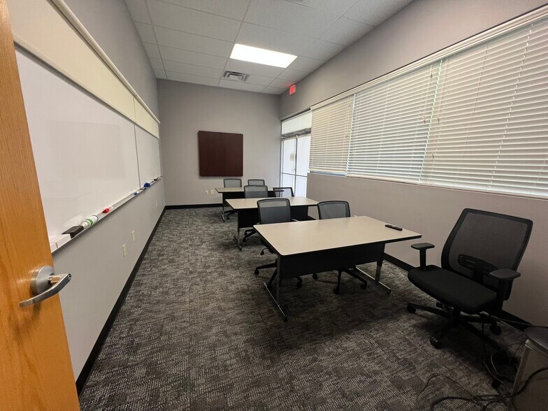 More Photos Of 900-902 SE 5th St, Bentonville Office For Lease