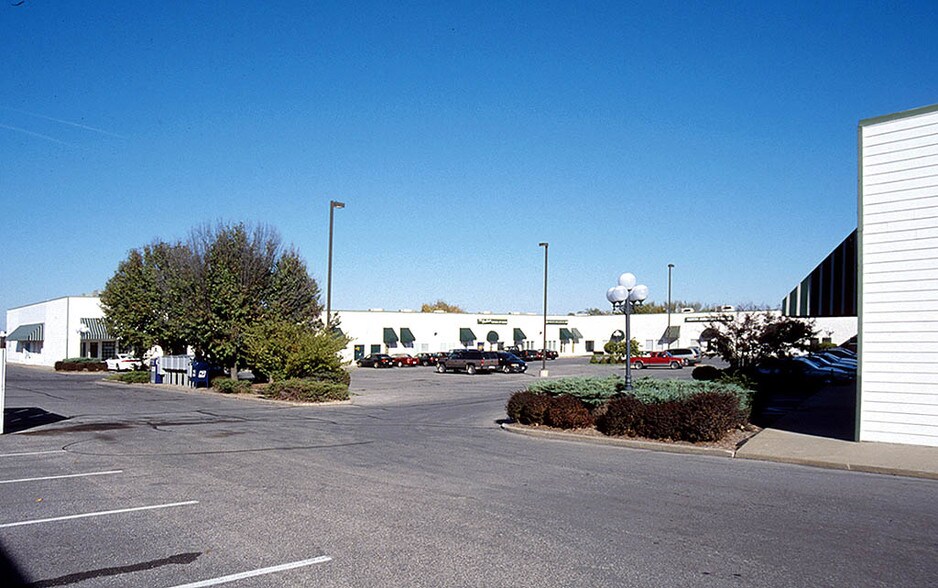 More Photos Of 12121 Blue Ridge Blvd, Grandview Storefront For Lease