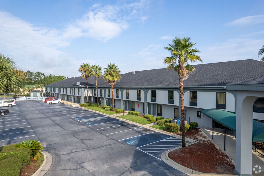 More Photos Of 125 Venture Dr, Brunswick Hotel For Sale