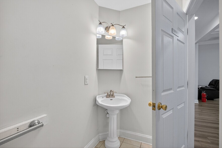 More Photos Of 168 Faulconerville Dr, Amherst Flex For Sale