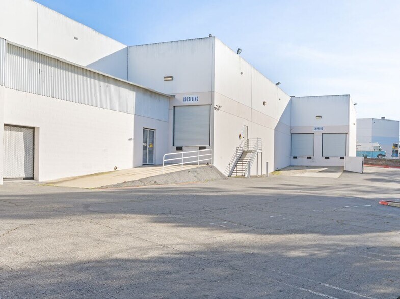 More Photos Of 2465 Ash St, Vista Manufacturing For Sale