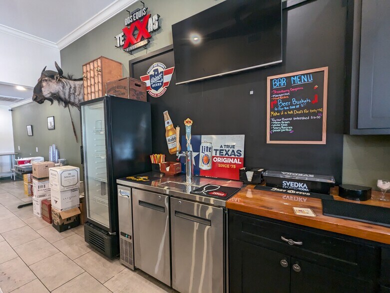 More Photos Of 1465 N Main St, Vidor Freestanding For Sale