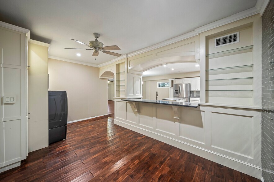 More Photos Of 4702 E 11th St, Tulsa Freestanding For Lease