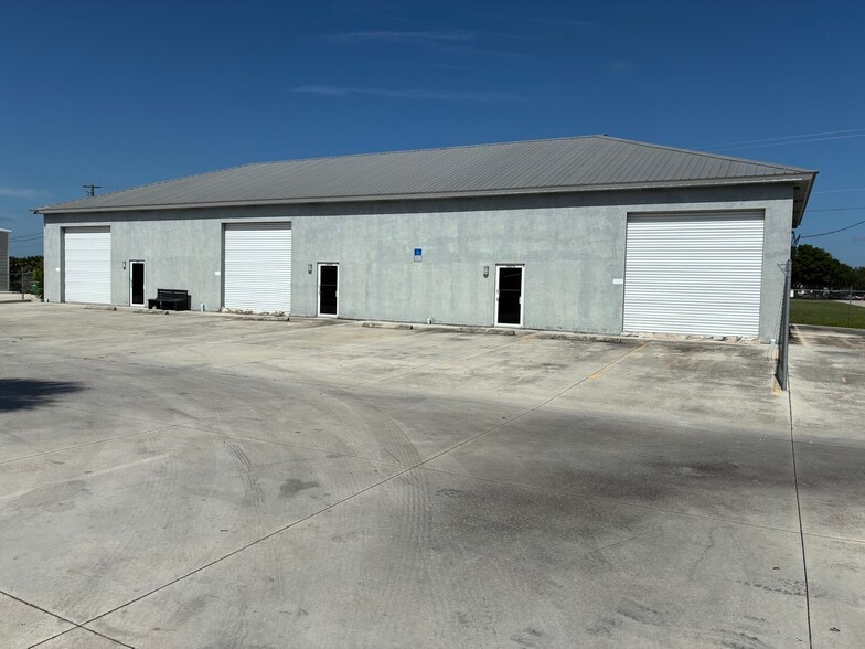 More Photos Of 3037 SW 3rd Ter, Okeechobee Showroom For Lease