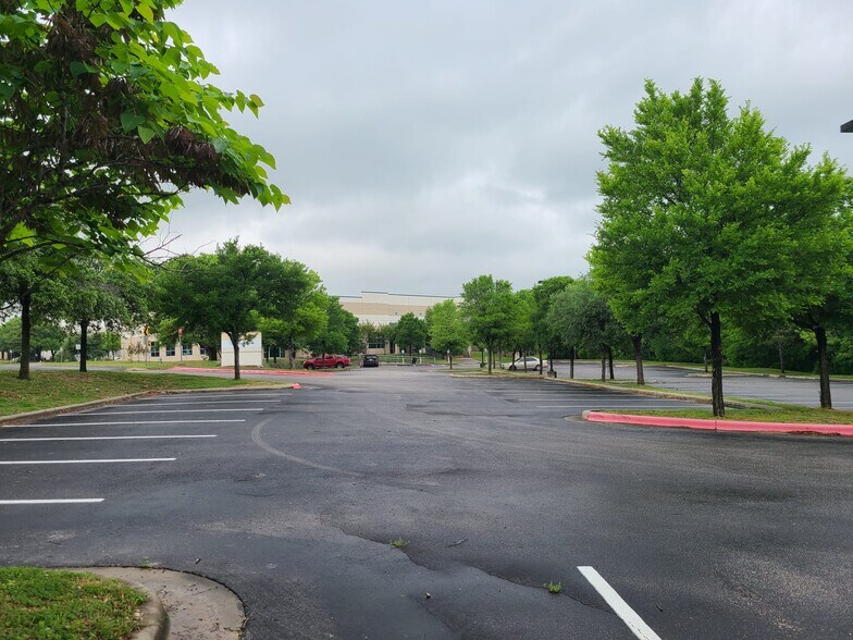 More Photos Of 9007 Tuscany Way, Austin Warehouse For Lease