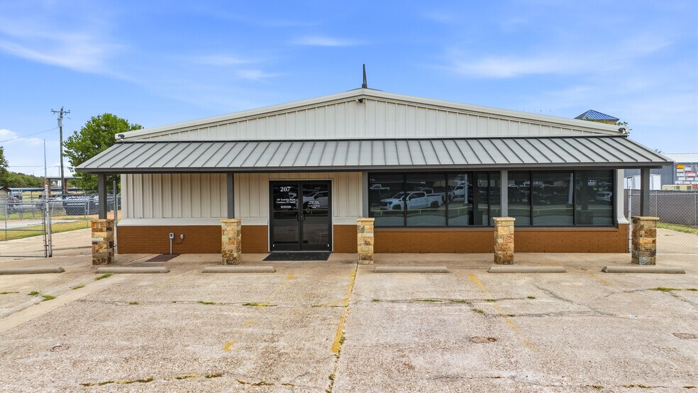 More Photos Of 207 Eastridge Rd, Granbury General Retail For Sale