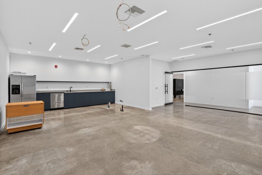 More Photos Of 1322-1326 Obispo Ave, Long Beach Warehouse For Lease