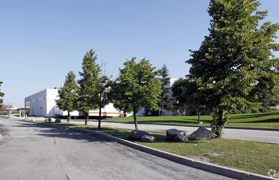 More Photos Of 2800 Matheson Blvd E, Mississauga Warehouse For Lease