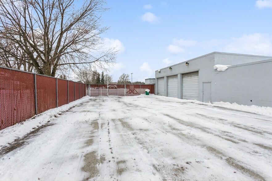 More Photos Of 1010 N Ashland Ave, Green Bay Flex For Sale