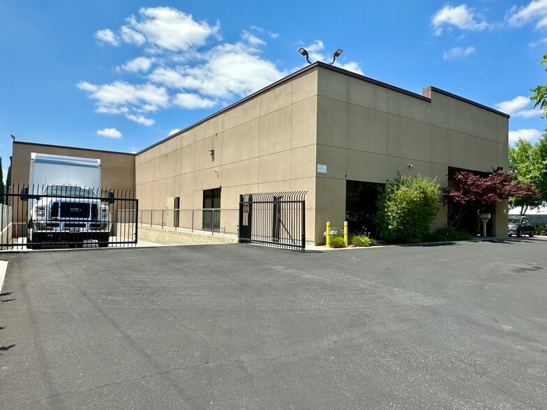 More Photos Of 96 S West Ave, Fresno Warehouse For Lease