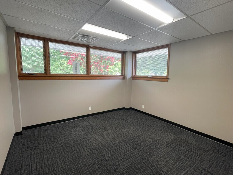 More Photos Of 11263 Air Park Rd, Ashland Research And Development For Lease