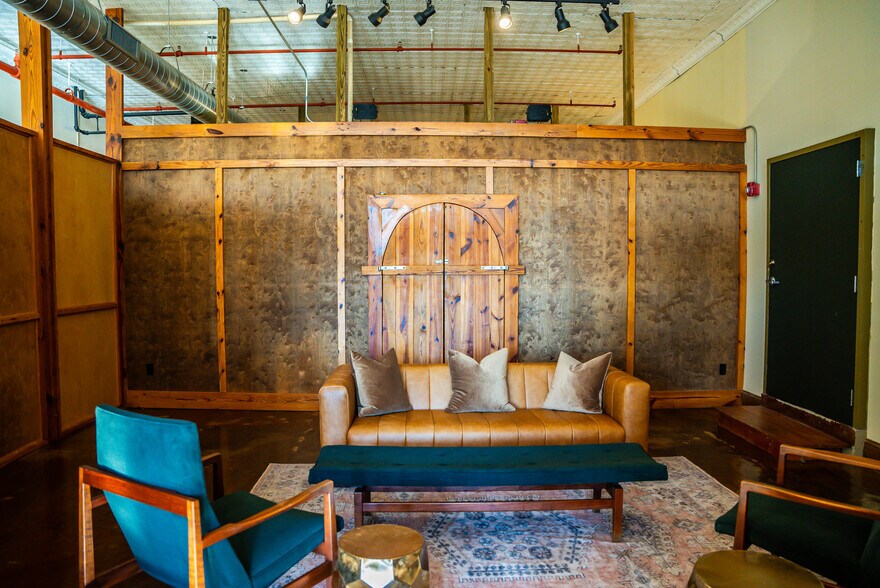 More Photos Of 146 Maxwell Ave, Greenwood Restaurant For Lease