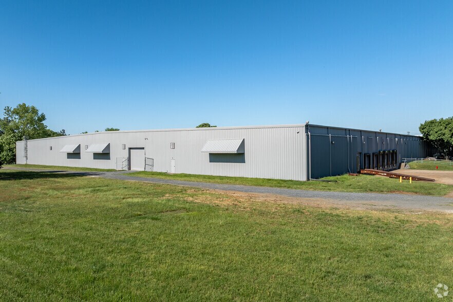 More Photos Of 11707 Steele Creek Rd, Charlotte Manufacturing For Lease