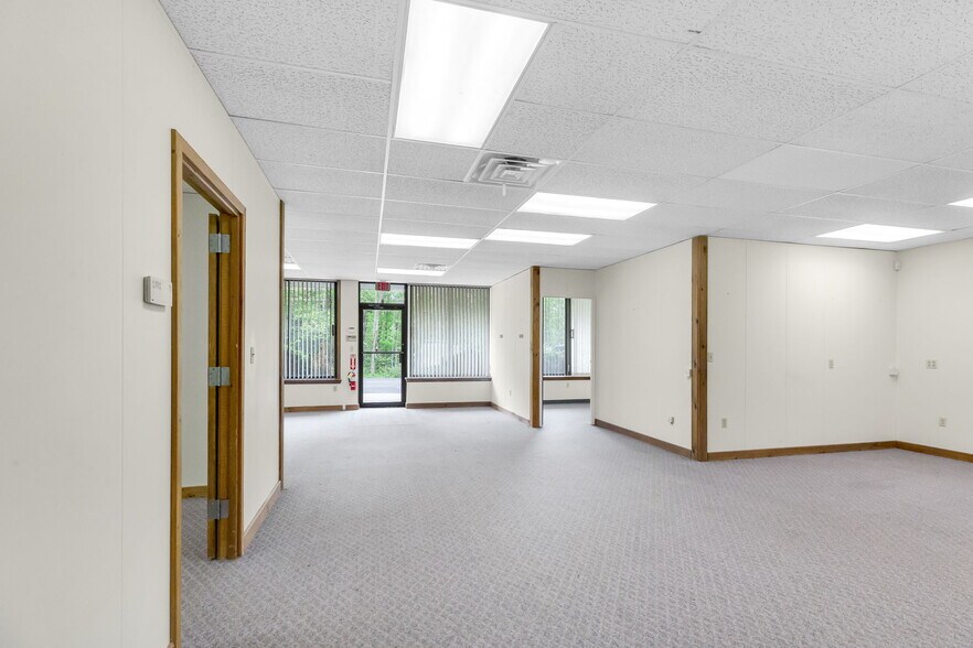 More Photos Of 160 Old Farm Rd, Amherst Office For Sale