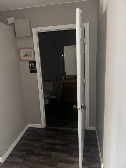 More Photos Of 686 S Highway 25 W, Williamsburg Office For Lease