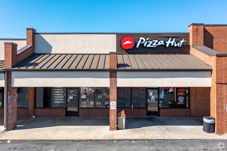 More Photos Of 140 W Dykes St, Cochran Supermarket For Lease