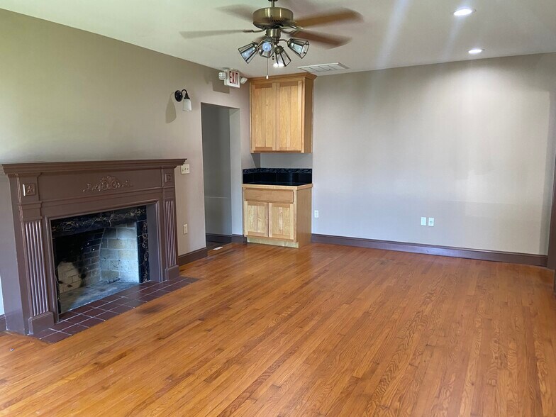 More Photos Of 1484 E Saint Louis St, Springfield Office For Sale