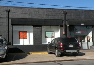 More Photos Of 1215 Dragon St, Dallas Showroom For Lease