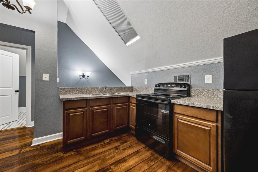More Photos Of 2151 Monroe Ave, Memphis Office Residential For Sale