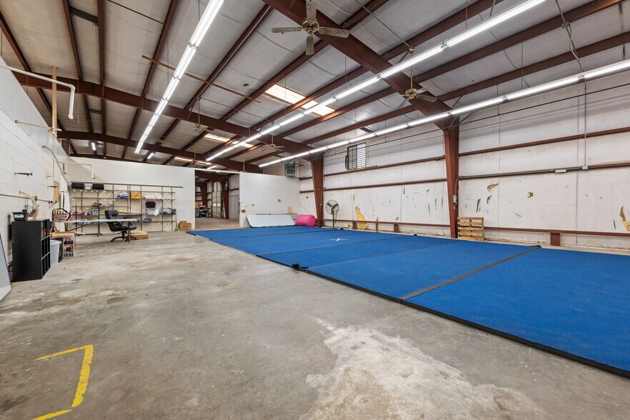 More Photos Of 2245 A Air Park Dr, Burlington Warehouse For Lease