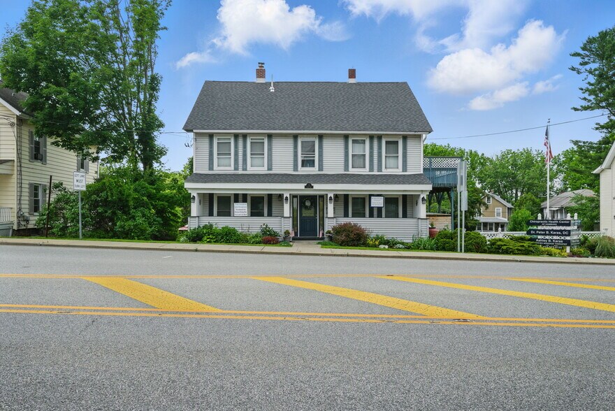 Primary Photo Of 11 Vernon Ave, Hamburg Medical For Lease