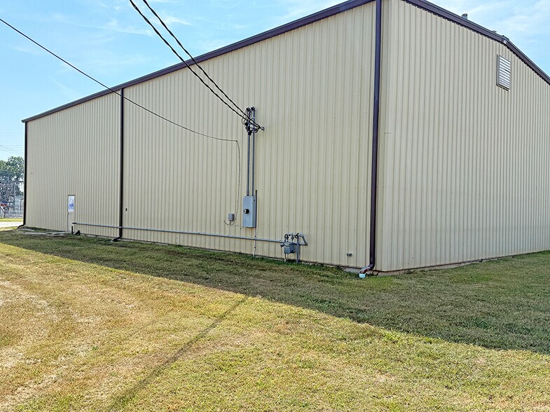 More Photos Of 48 Empire Dr, Belleville Warehouse For Lease